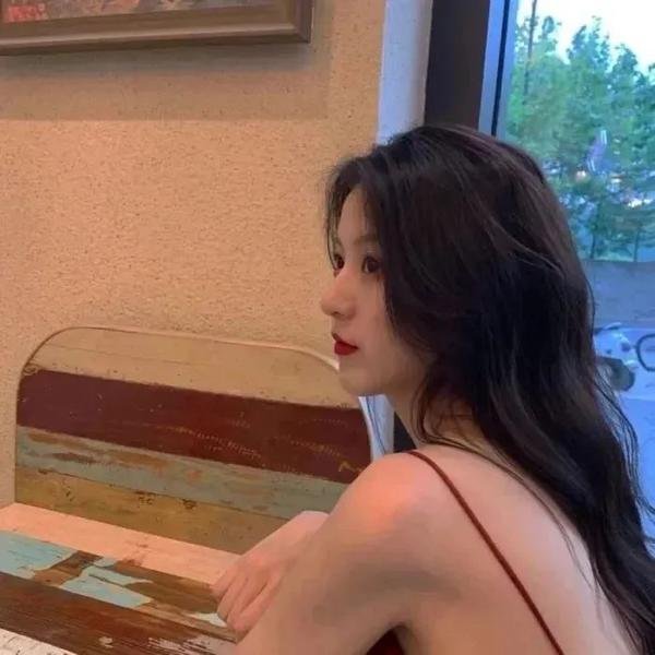 绿衣女子
